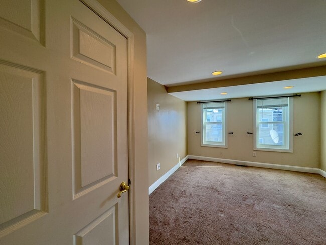 Building Photo - Charming 2 Bedroom/3.5 Bathroom Townhome in Canton, MD!