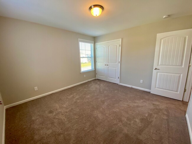 Building Photo - 3 bed/2.5 bath at end unit townhome in Ber...