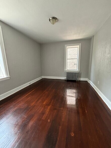 691 Elizabeth Ave 22 - 10 Goldsmith Ave