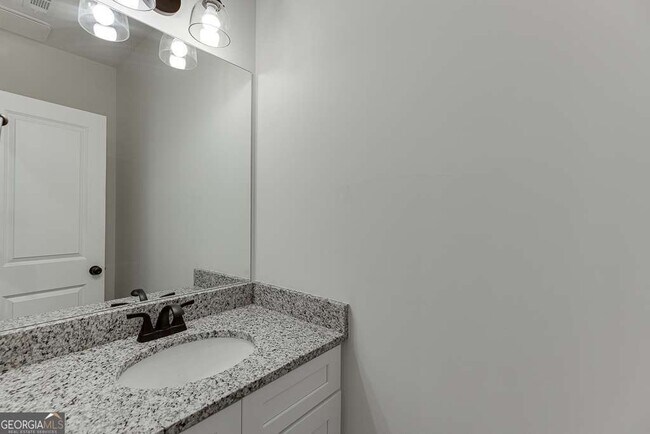 Building Photo - 585 Clayton St