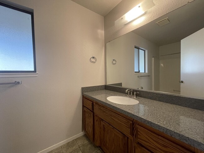 Building Photo - 1817 Heron Ln