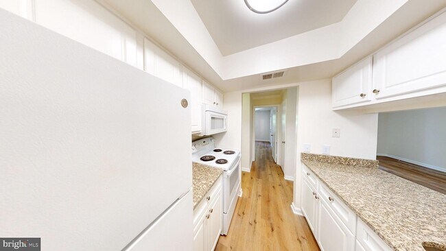Building Photo - 18318 Streamside Dr
