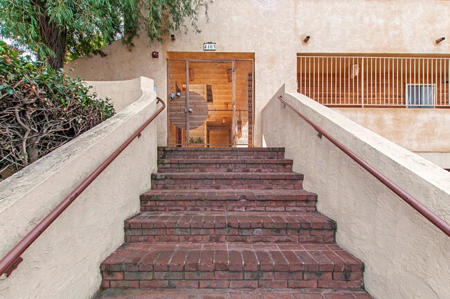 Building Photo - STUNNING BAY PARK 2BD/2BA CONDO WITH BAY V...