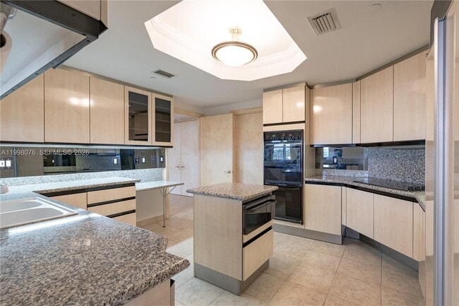 Building Photo - 445 Grand Bay Dr