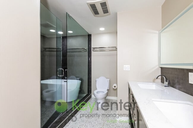 Building Photo - Remodeled Home with Zen Room, Soaking Tubs & Gas Fireplace