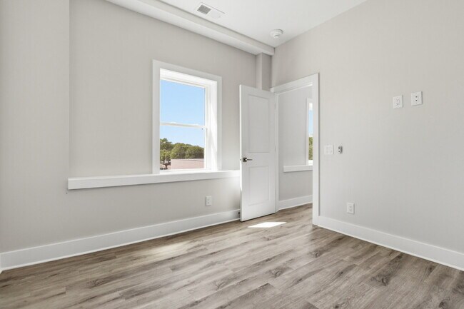 Building Photo - Downtown Gastonia Condo