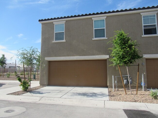 Building Photo - 3 Bedroom Townhome located near Nellis Base!