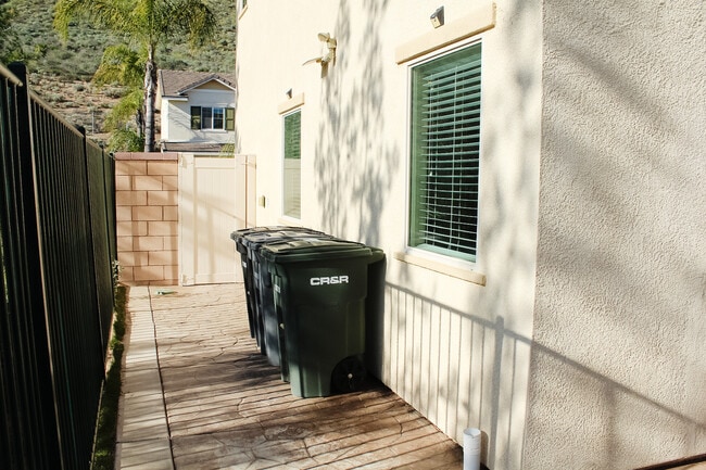 Building Photo - 34213 Parkside Dr