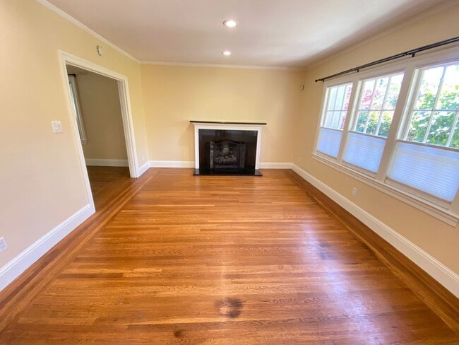 Building Photo - Advent - Four Bedroom Home W/ Incredibly L...