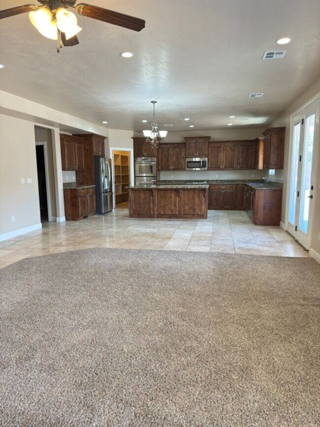 Building Photo - Gorgeous 6 Bedroom Home in Washington!