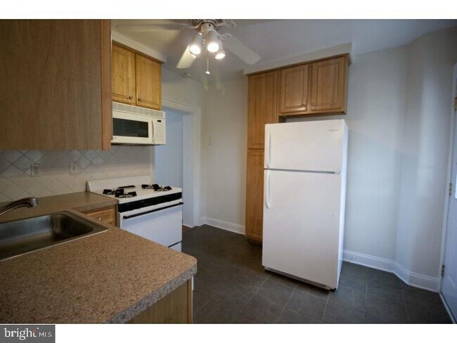 Building Photo - 541 Old Elm St