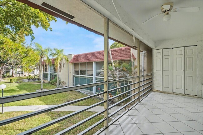 Building Photo - 3501 Inverrary Dr