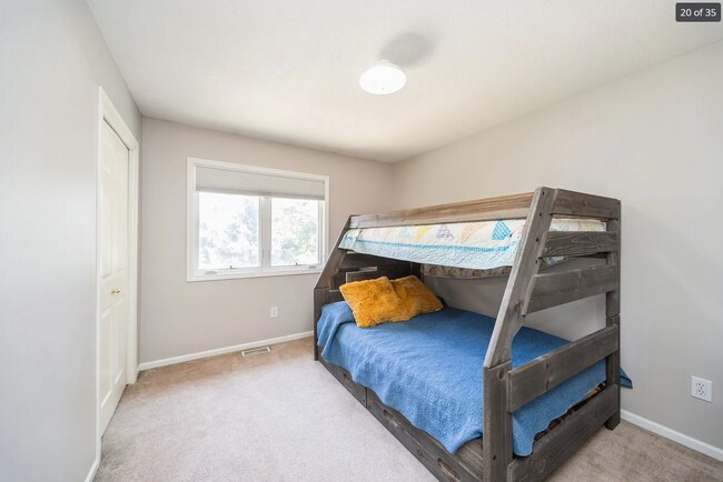 Building Photo - Desirable Clive Home with Easy Metro Access