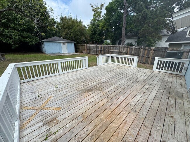 Building Photo - Pensacola - North Hill - 2 bed, 2 bath