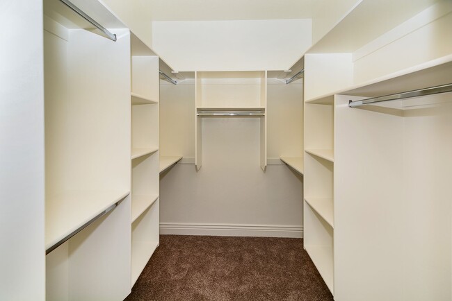 Building Photo - Luxury 5 Bedroom 3 Bath with Upscale Ameni...