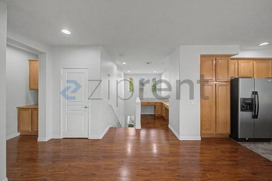 Building Photo - Unit 2