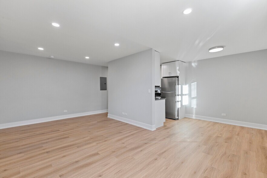 Building Photo - 525 W Aldine Ave