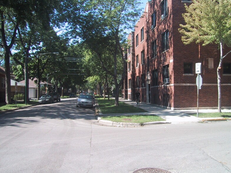 Building Photo - 3600 W Sunnyside Ave