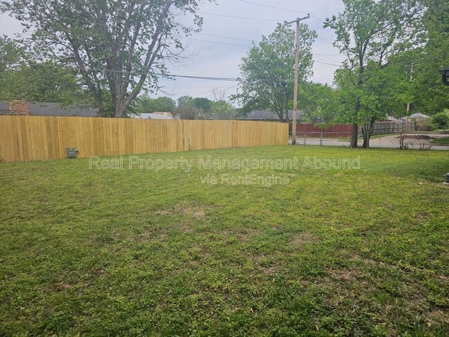 Building Photo - 1030 N Hickory Ave