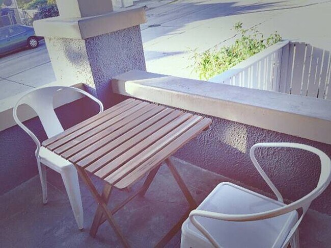 Building Photo - A Charming 2 Bed / 1 Bath with Bonus Space in Prime Echo Park Location