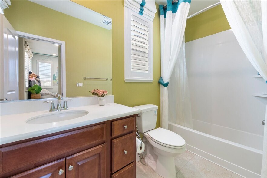 Bedroom 3 Full bath - 2821 Stringham Way