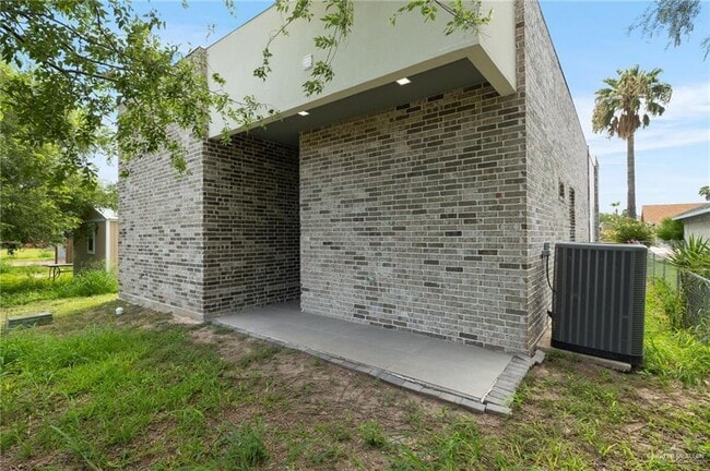 Building Photo - 2041 Lake View Dr