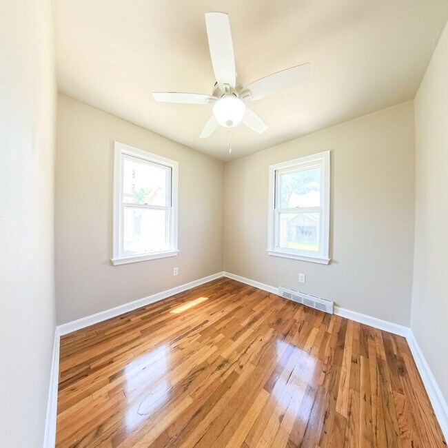 Building Photo - Newly updated 2 bedroom 1 bathroom home-Ad...