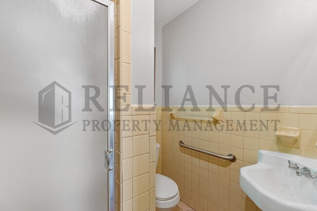 Building Photo - 3401 S Walnut St