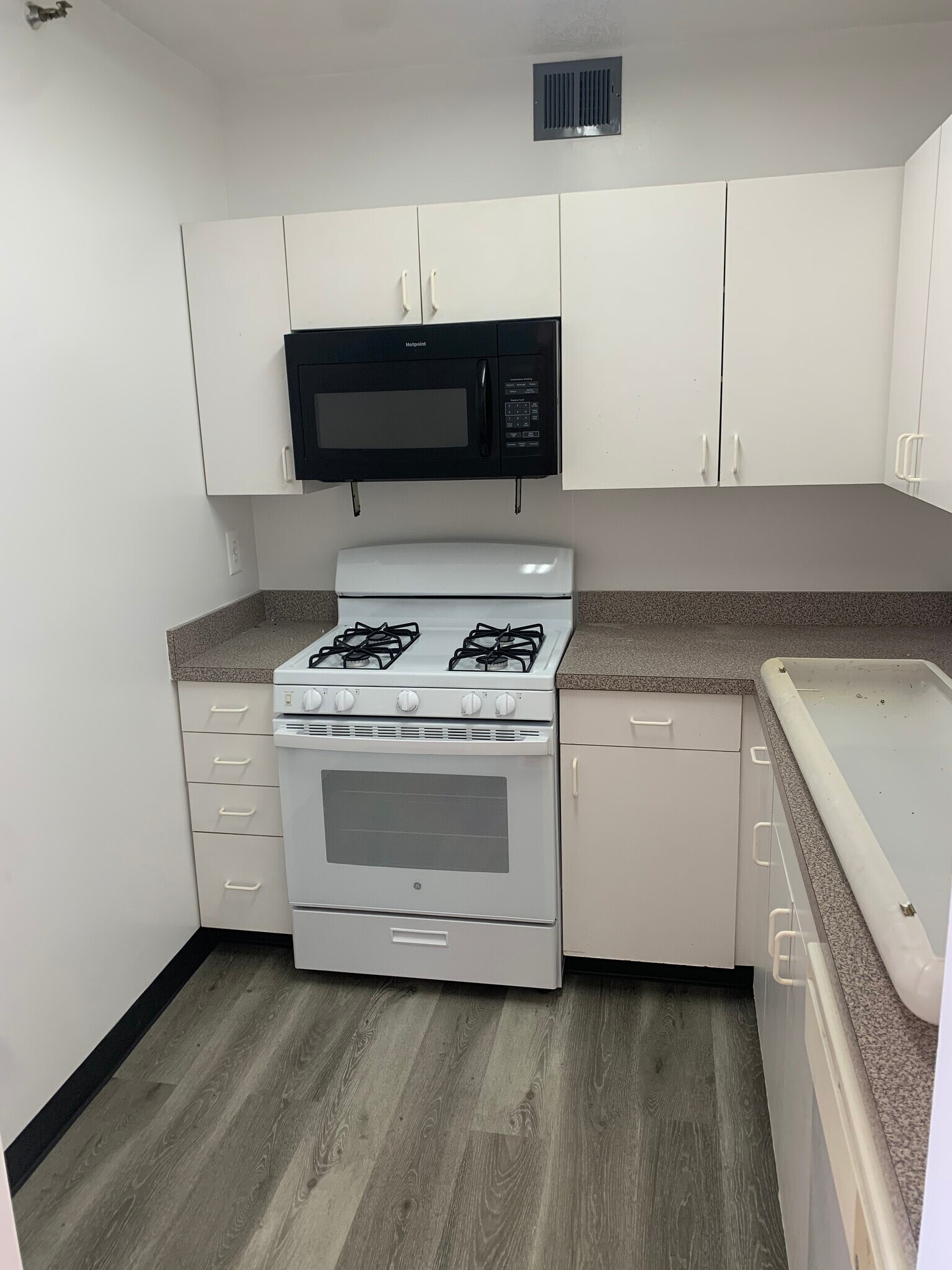 kitchen - 14128 84th Dr