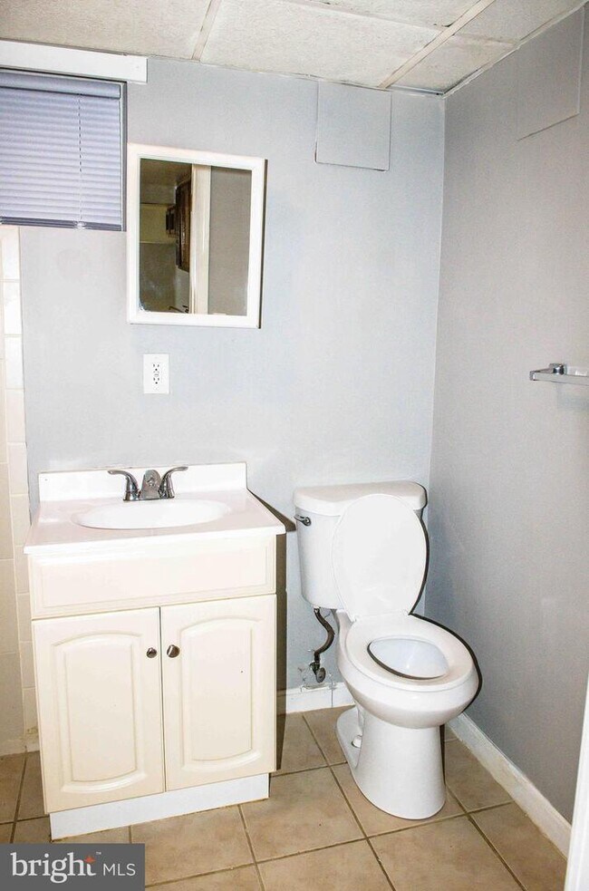 Building Photo - 521 Warren Rd