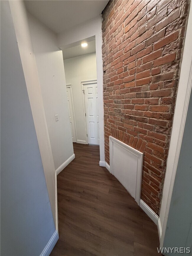 Building Photo - 212 Richmond Ave