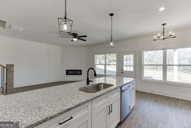 Building Photo - 569 Clayton St