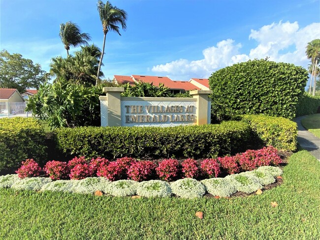 Building Photo - ** VILLAGES AT EMERALD LAKES ** 2 BED / 2 ...