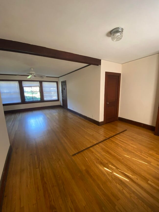 Building Photo - 545 E Park Ave