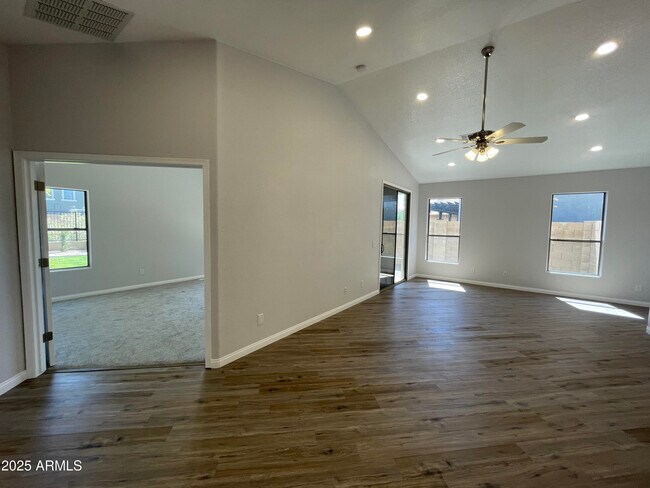 Building Photo - 841 E Lovegrass Dr