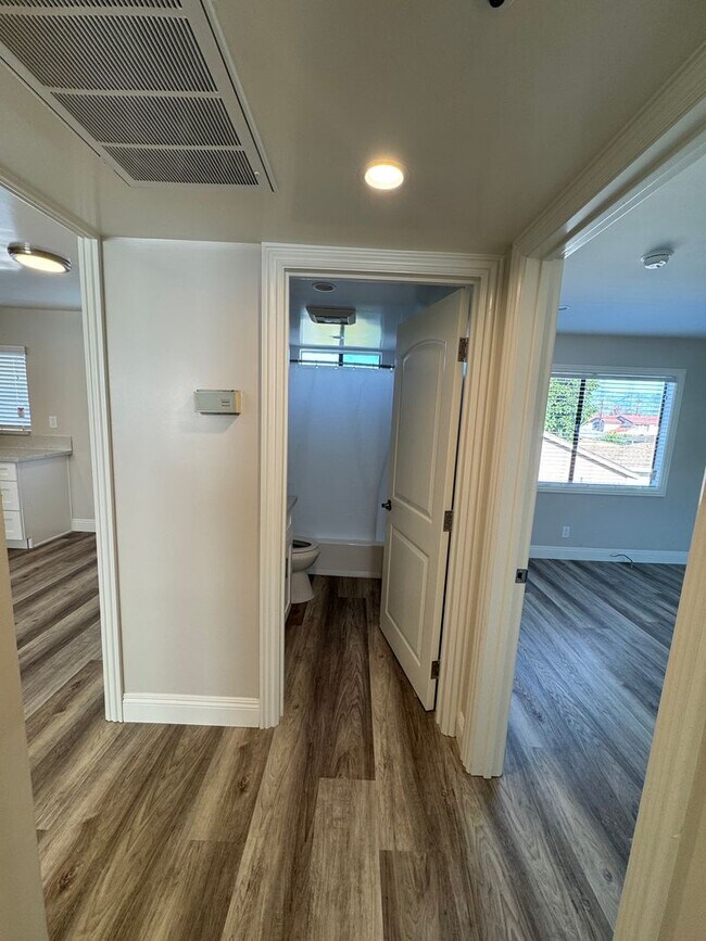 Building Photo - 922 Benito Ave