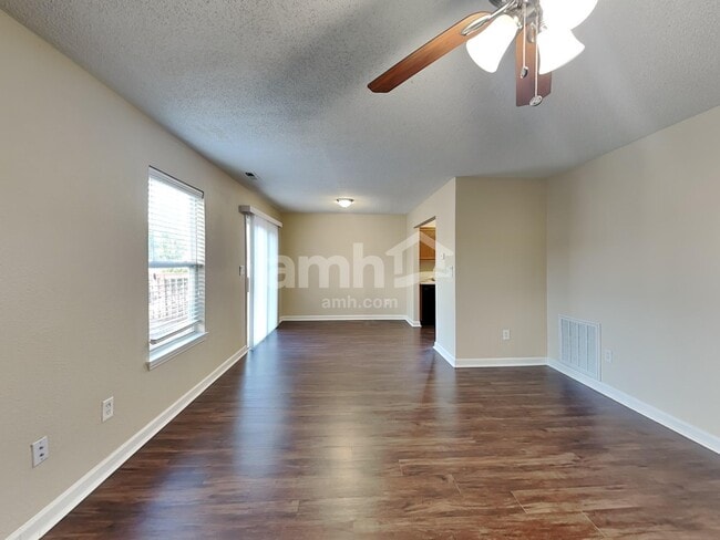 Building Photo - 1685 Willowview Ln