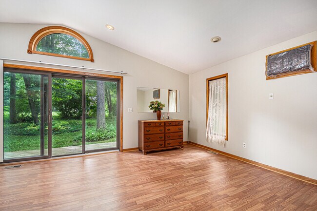 Building Photo - 423 Tamarack Dr