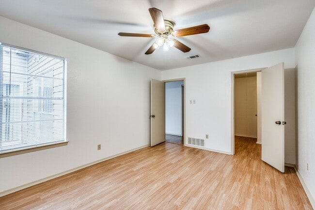 Building Photo - 2Bed / 2Bath Duplex • Kitchen Appliances I...