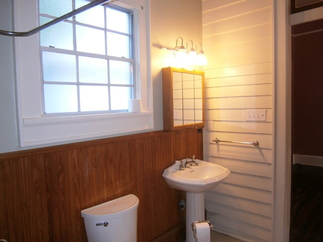 Building Photo - 220 Amelia St