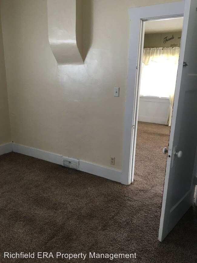 Building Photo - 3 br, 1 bath House - 131 North State Street