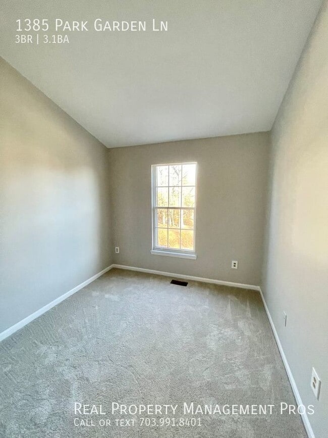 Building Photo - 1385 Park Garden Ln