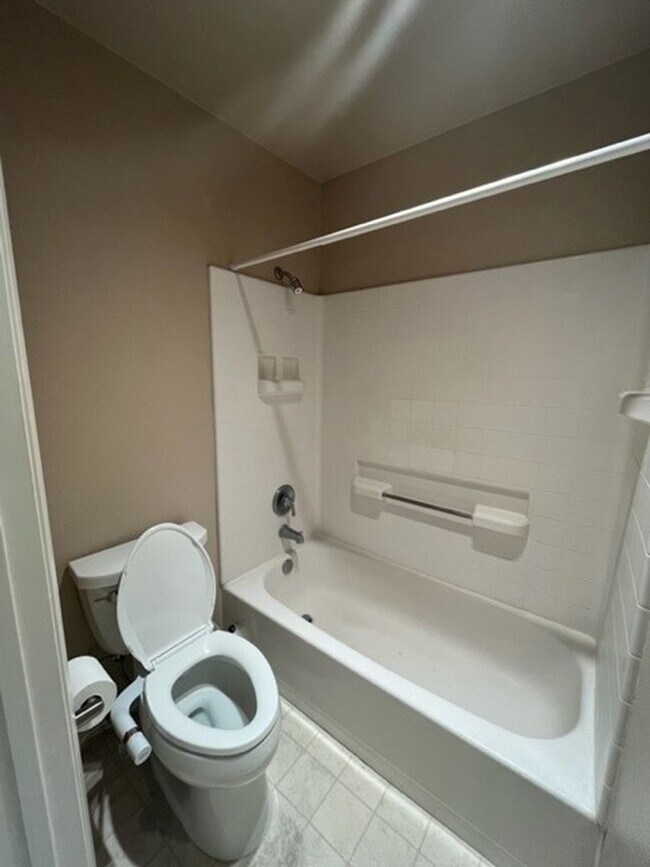 Building Photo - Cozy 1bed 1 bath with in-unit Washer and D...