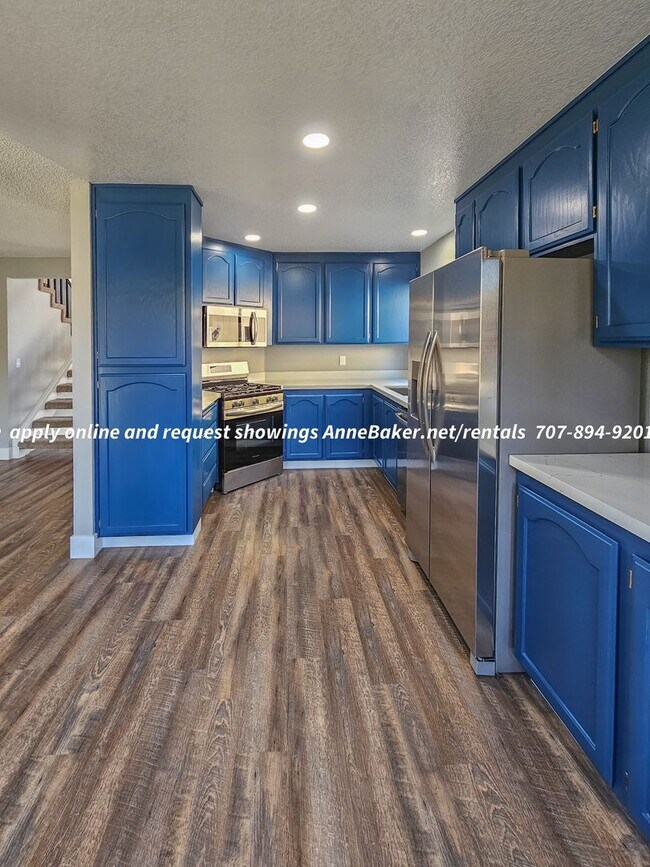 Building Photo - Newly Updated - New Appliances, Flooring, ...