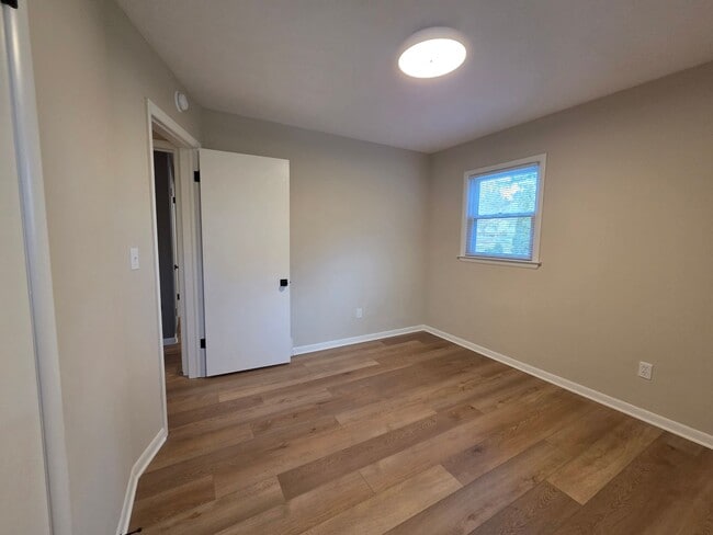 Building Photo - Beautiful 4 bedroom in Forest Hills