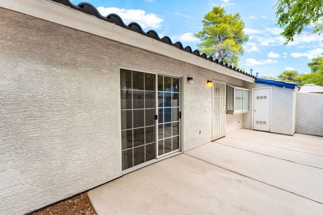 Building Photo - Single Story  2 bedroom and 2 bathroom Con...