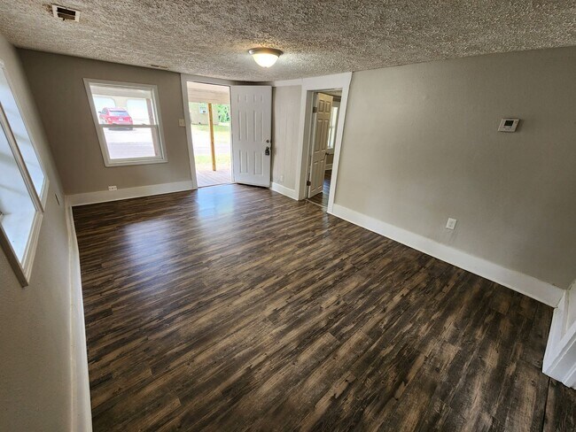 Building Photo - 826 N Weaver Ave