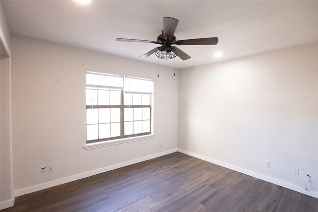 Building Photo - 1929 N Lake Trail