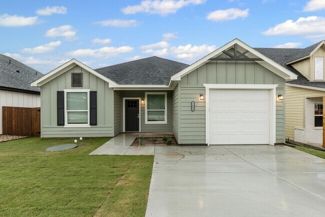 Building Photo - Gorgeous in Granbury!