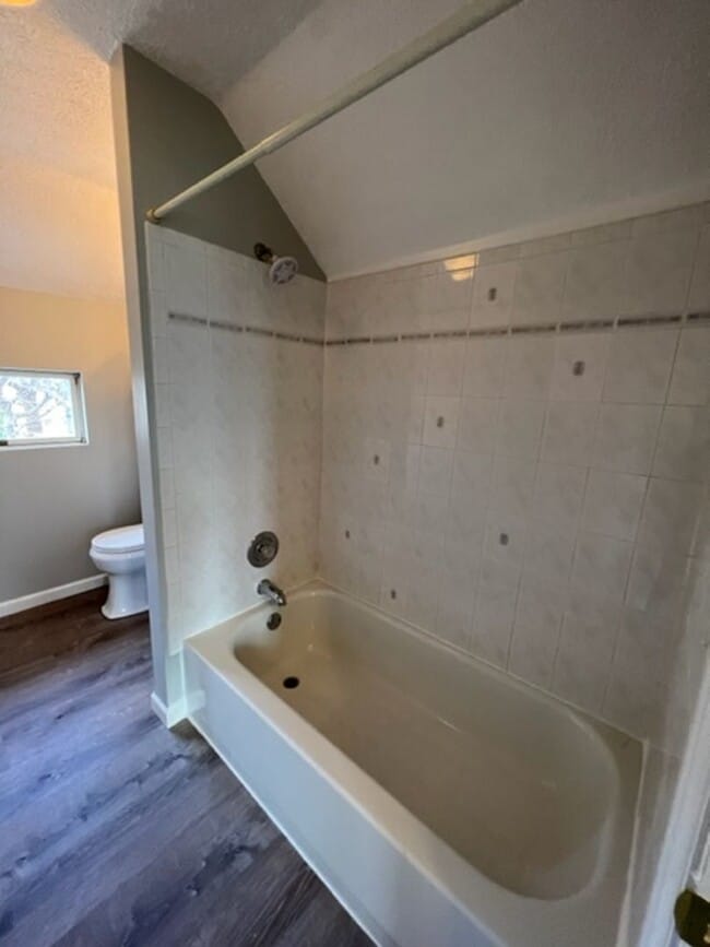 Building Photo - Charming 2 Bedroom Home with Fenced Yard Available for Pre-Lease!